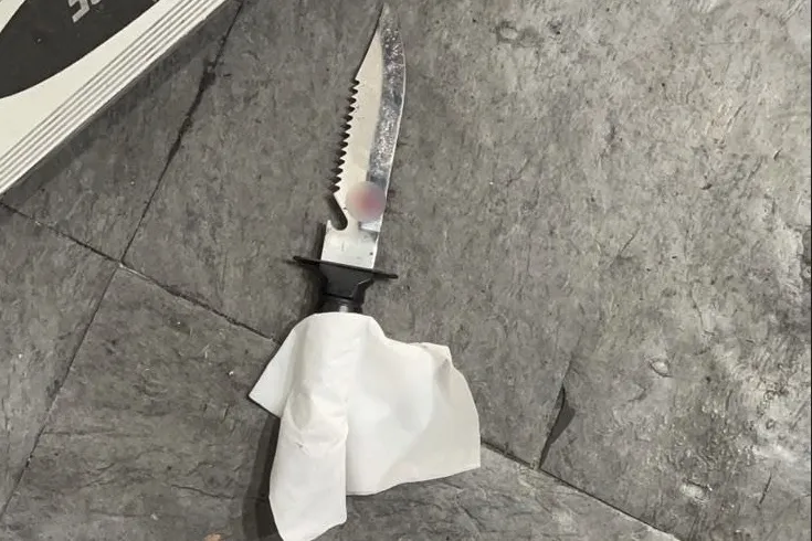 王姓房客行兇的兇刀遺落在現場。翻攝畫面