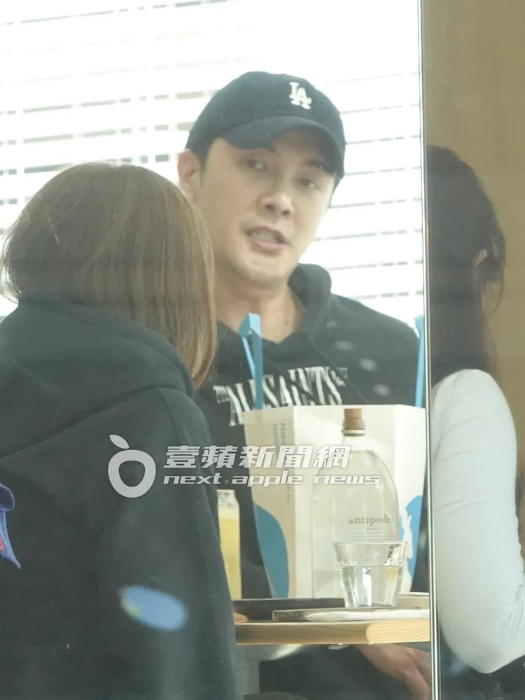 謝佳見與友人們聊天。特勤中心攝