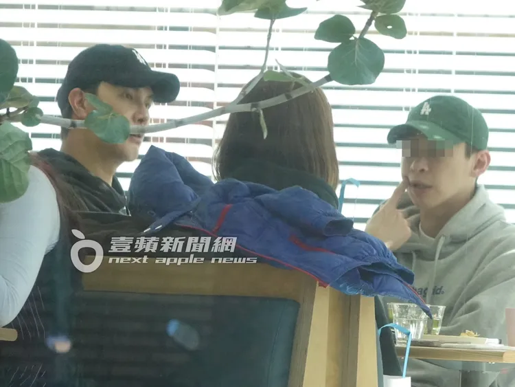 謝佳見（左）當天看似心情不錯，與友人們話家常。特勤中心攝