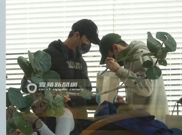 謝佳見（左）與男友人戴上口罩，準備離開咖啡廳。特勤中心攝