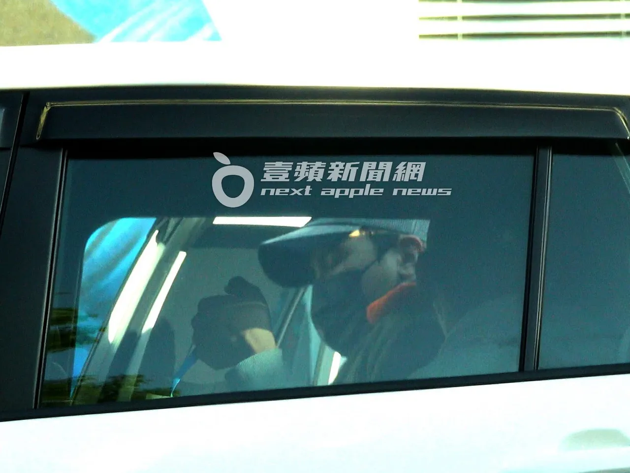谢佳见与1名男友人上车后离去。特勤中心摄