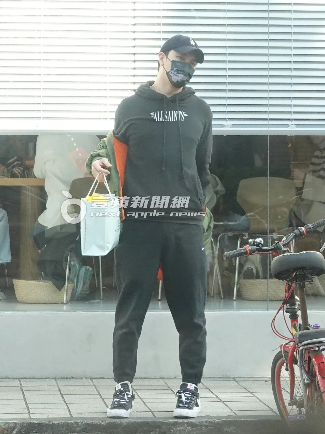 谢佳见穿上外套准备合照。特勤中心摄
