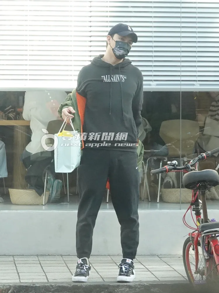 謝佳見穿上外套準備合照。特勤中心攝