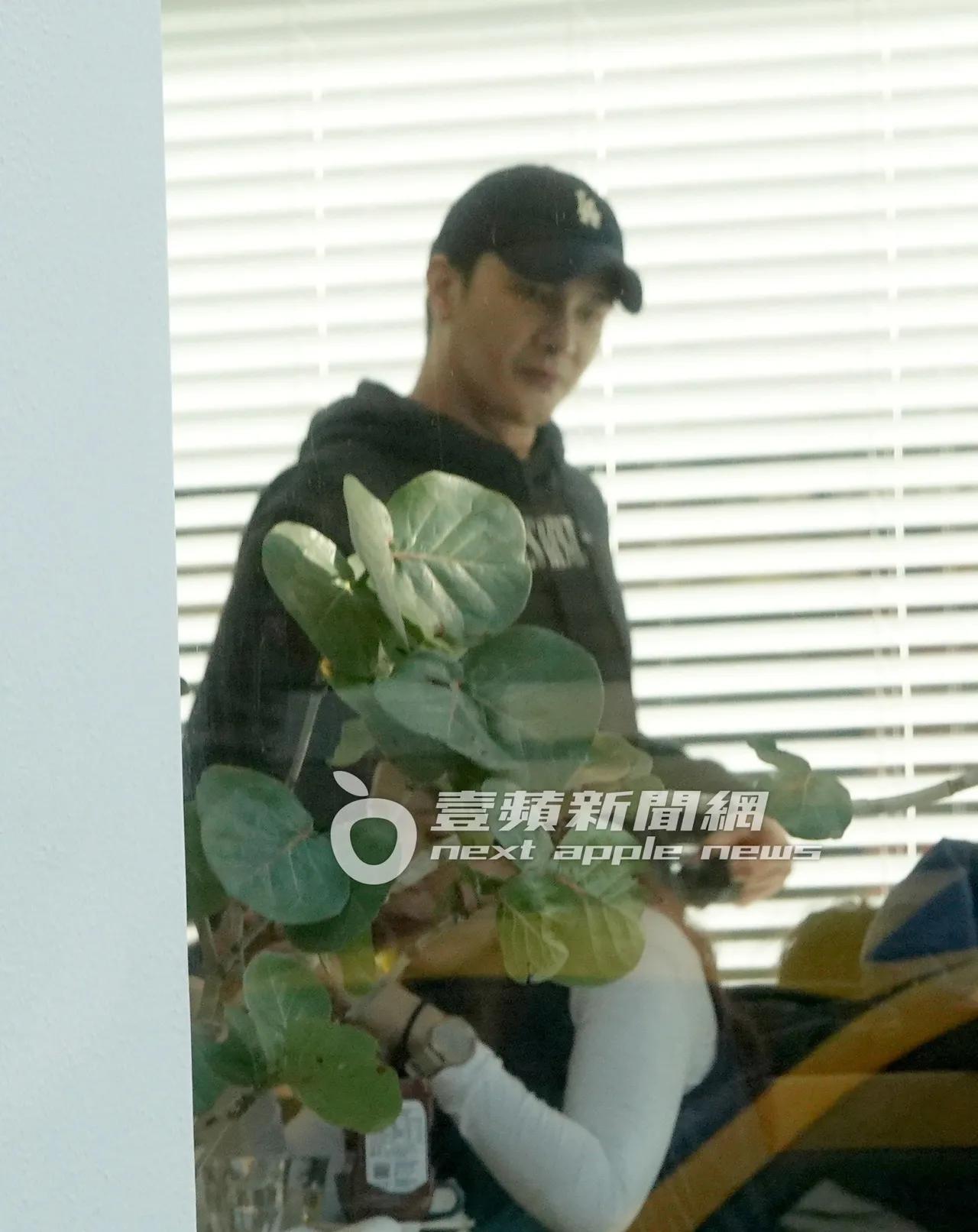 谢佳见起身去洗手间。特勤中心摄
