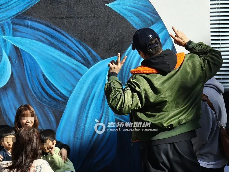 友人一家合照時，謝佳見（右）在後方俏皮比YA。特勤中心攝