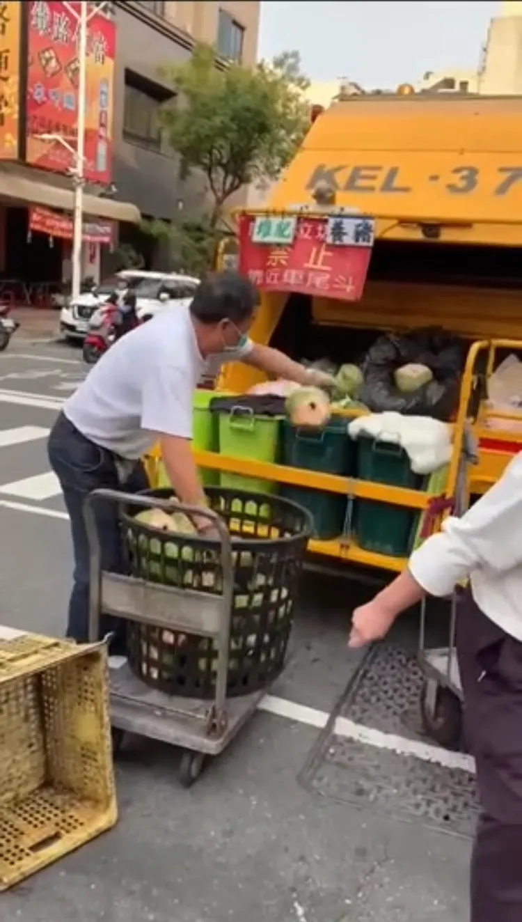 高雄阿伯神準丟椰殼到垃圾車，被網友說有如在玩投籃機。翻攝臉書路上觀察學院