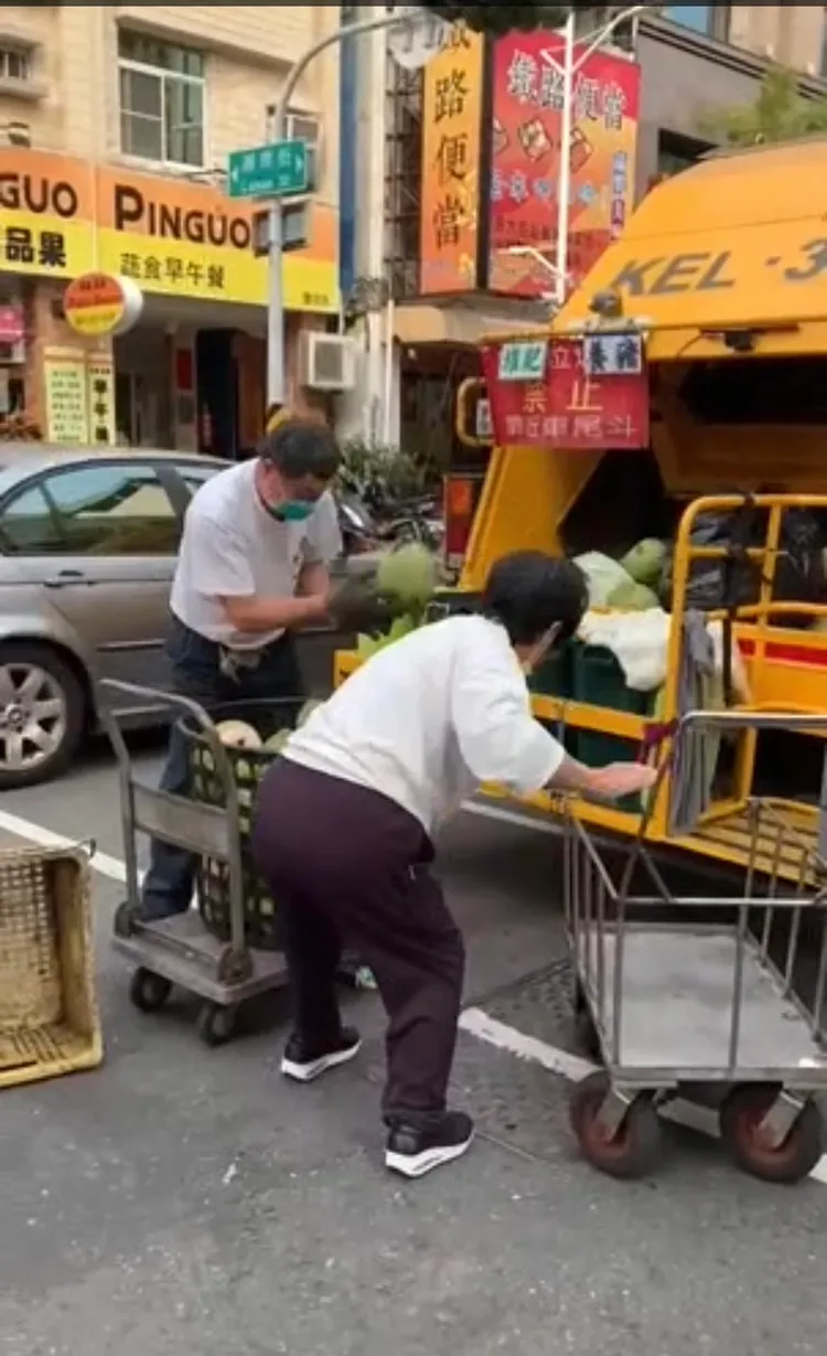 高雄阿伯神準丟椰殼到垃圾車，被網友說有如在玩投籃機。翻攝臉書路上觀察學院