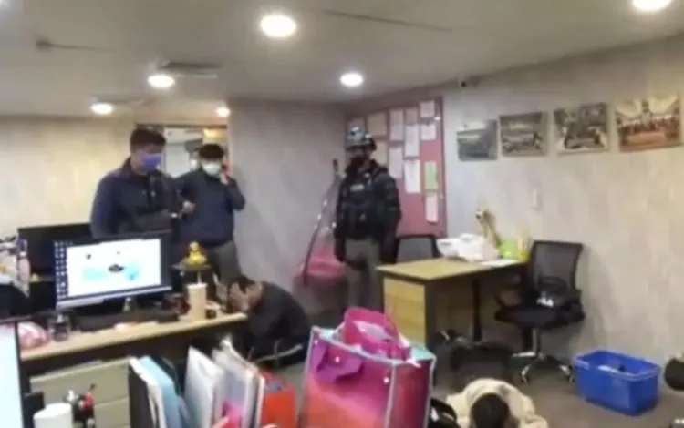 警方前往該公司辦公室搜索。翻攝畫面