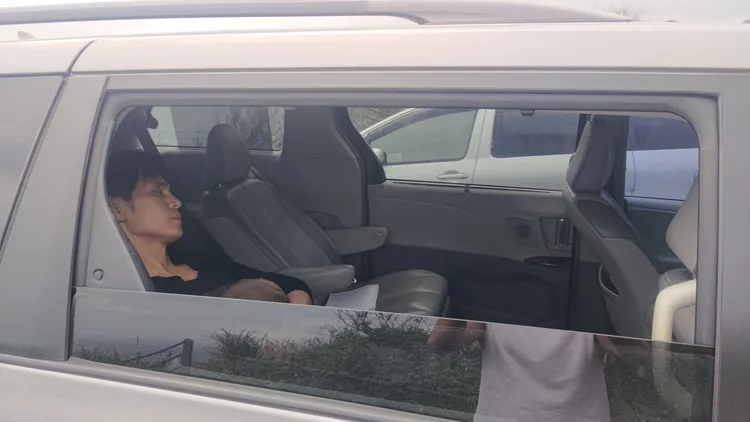 Gino拍戲空檔有保母車可睡。孫德榮提供