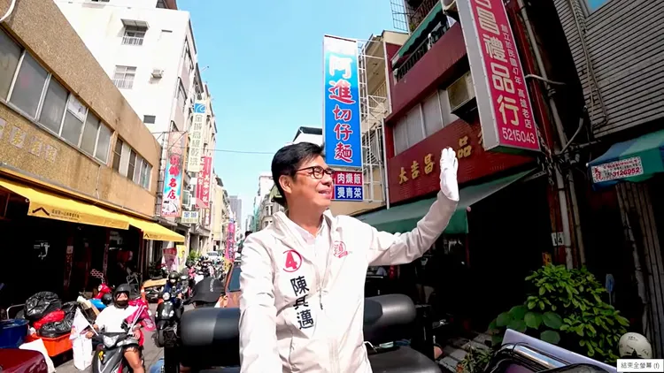 2022年九合一大選，陳其邁車掃直播還重現《紅豆》梗。資照 