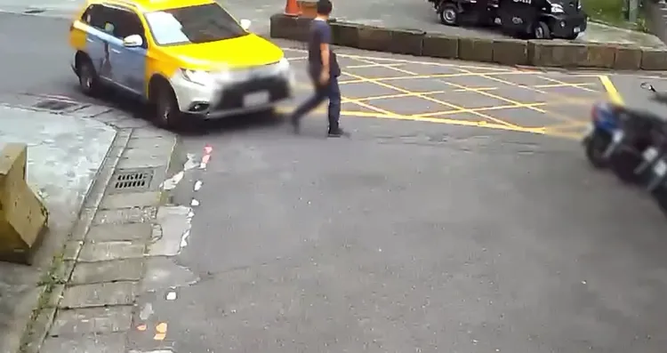 黃男不滿計程車靠太近。翻攝畫面