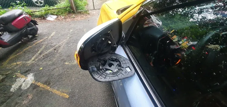 後照鏡被打壞。翻攝畫面