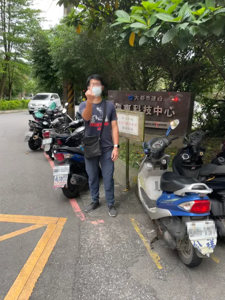 黃男對計程車司機比中指。翻攝畫面