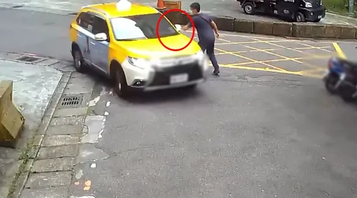 行人不滿小黃轉彎逼太近 「大力金剛掌」直接摧毀後照鏡