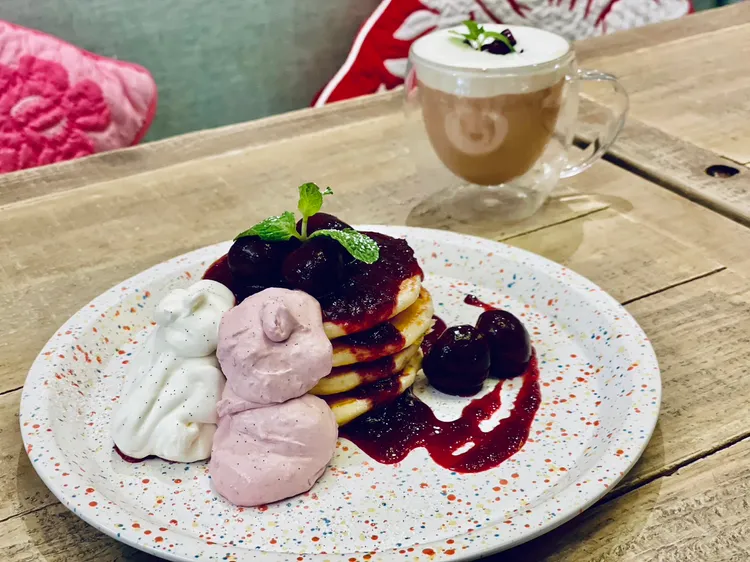 「櫻桃北海道鮮奶油 薄鬆餅」，售價280元。曾仲葳攝