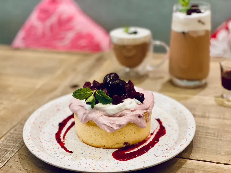 「櫻桃北海道鮮奶油 厚鬆餅」，售價280元。曾仲葳攝