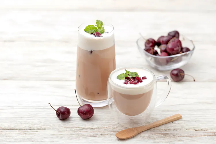 櫻桃伯爵奶茶(冰、熱)，售價160元。業者提供