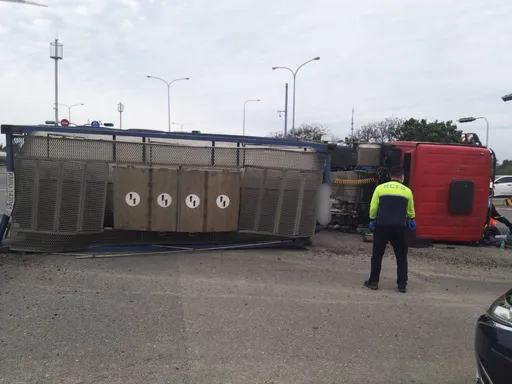 槽車載運雙氧水西濱香山段翻覆 好險沒外洩!大型起重機吊掛後排除