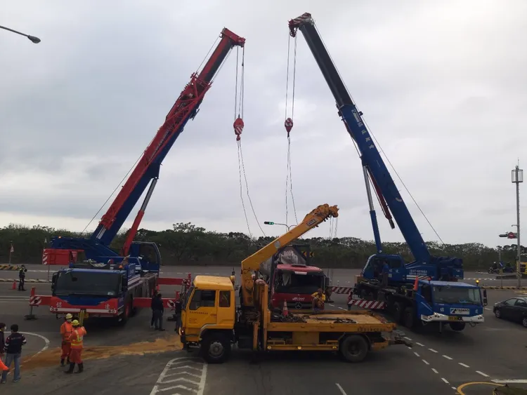 出動起重機現場吊掛。新竹市消防局提供