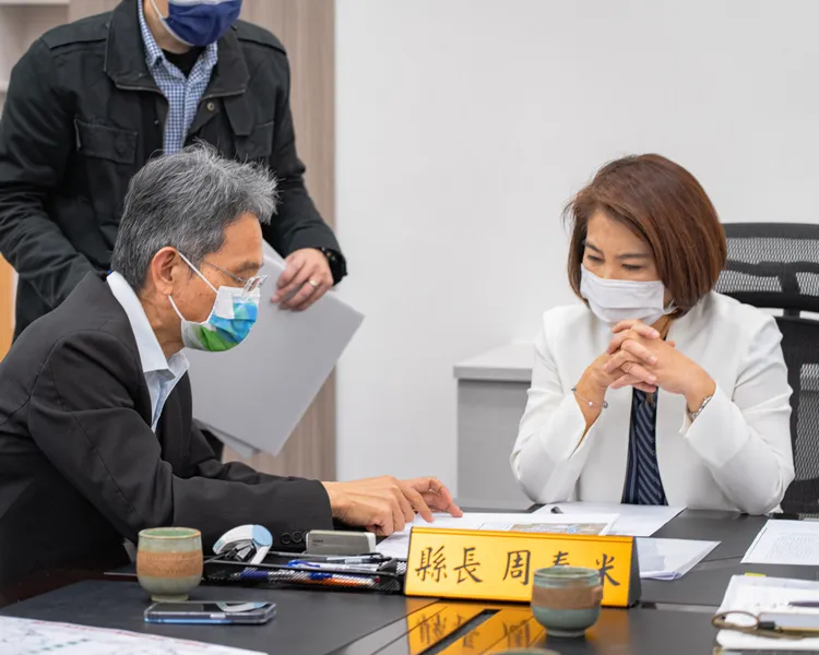 水利署長賴建信17日率南區水資源局向屏東縣政府致歉。屏縣府提供