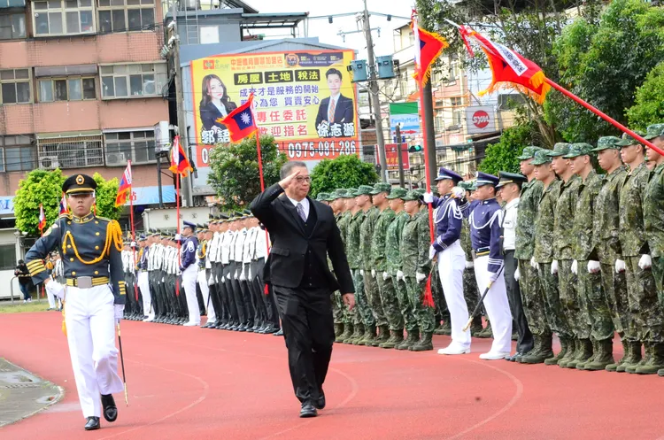 校長連信仲檢閱部隊。南亞技術學院提供