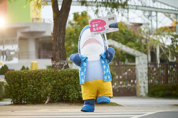 IKEA大台北地區四間分店聯合舉辦春季嘉年華，由鯊鯊店長親自上街出巡宣傳。業者提供