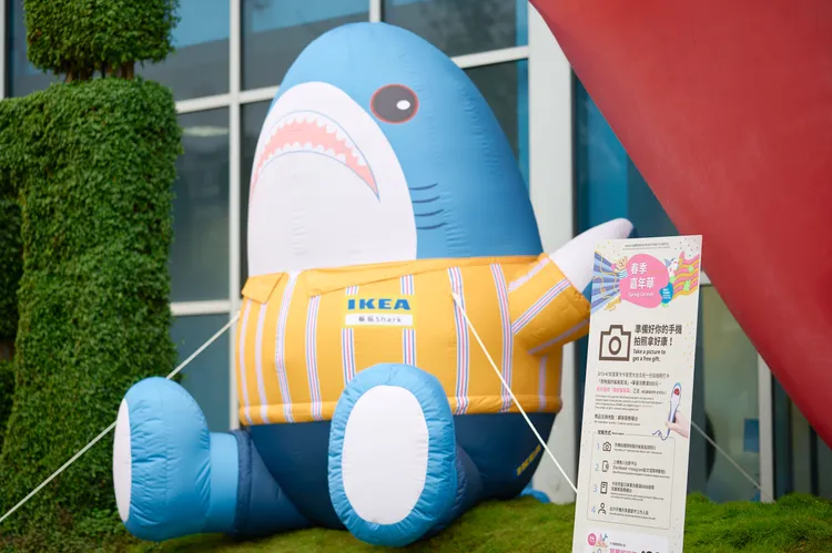 250公分的超人氣鯊鯊店長身穿制服，駐店在新莊、內湖、新店及台北城市店-小巨蛋四間分店出入口，迎接消費者。業者提供