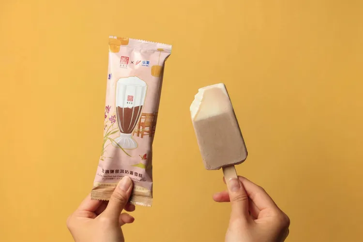 春水堂首度與小美冰淇淋聯名，推出「珍珠奶茶脆皮雪糕」、「玫瑰鹽普洱奶蓋雪糕」。業者提供