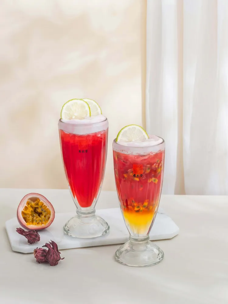 以洛神花熬製的洛神汁為底基，搭配百香果、愛玉的「夏之洛神」、「洛神香檸」。業者提供