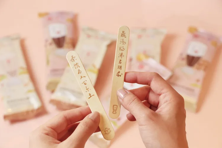 憑外包裝或墨寶文青冰棒棍，再抽珍珠奶茶兌換券和珍珠奶茶DIY手搖體驗課程。業者提供