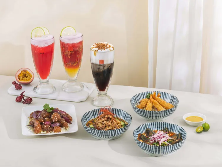 春水堂4/1起推出全新夏日新品，包括「夏之洛神」、「洛神香檸」2款飲品；2款開胃鹹食「川味椒麻皮蛋」、「川味椒麻拌雞絲」，以及「鎮江糖醋肉套餐」。業者提供