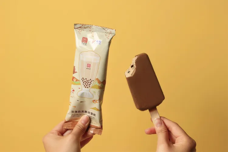 春水堂首度與小美冰淇淋聯名，推出「珍珠奶茶脆皮雪糕」、「玫瑰鹽普洱奶蓋雪糕」。業者提供