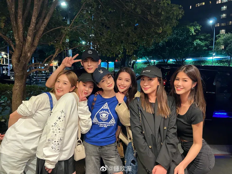 阿嬌（右四）在台灣約會滿檔。翻攝鍾欣潼微博