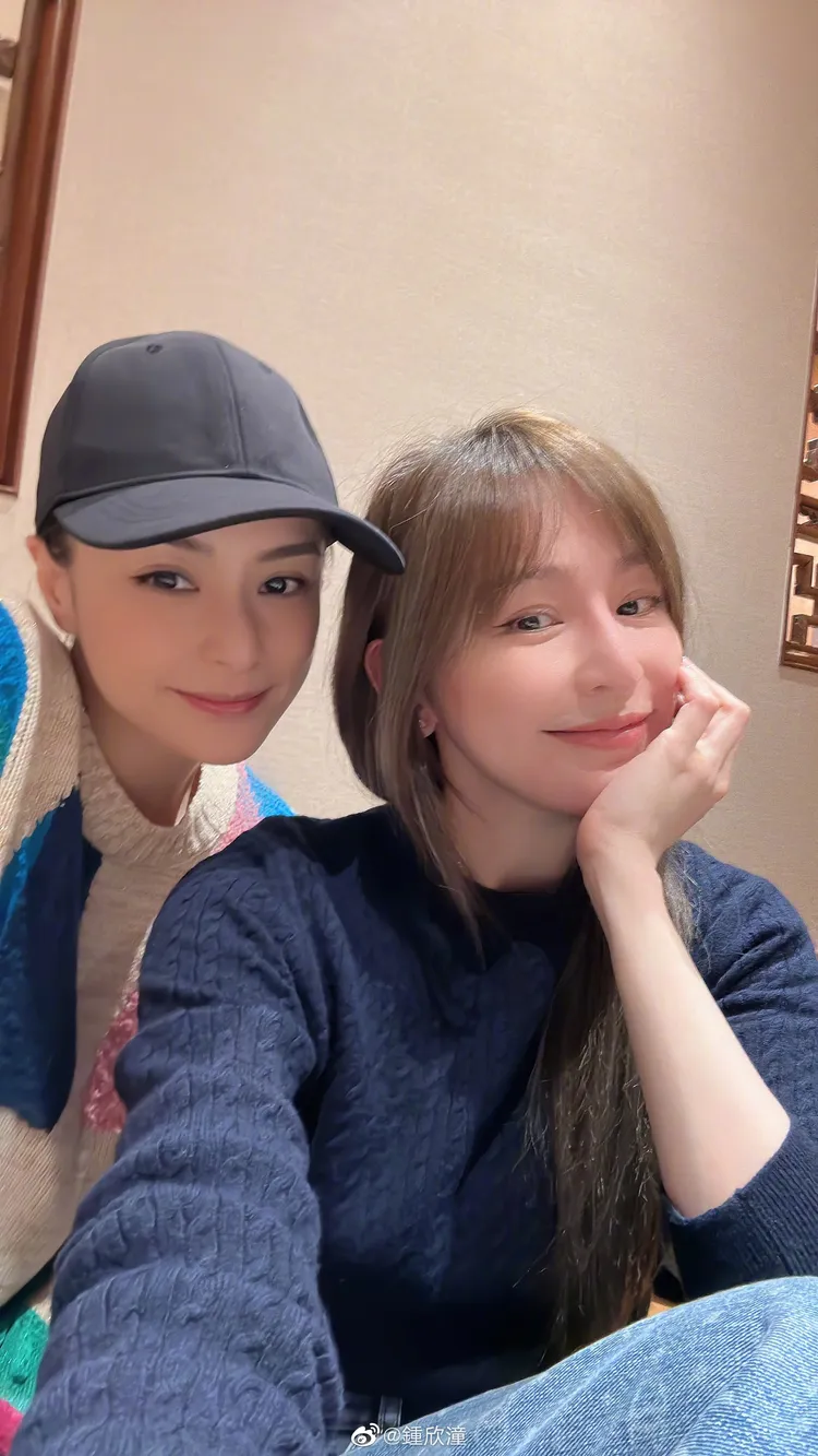 阿嬌（左）和好姊妹王心凌在台灣敘舊。翻攝鍾欣潼微博