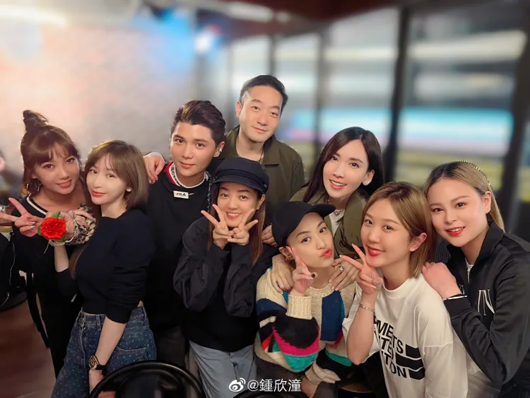 阿嬌（前排右三）與眾多好友吃吃喝喝。翻攝鍾欣潼微博
