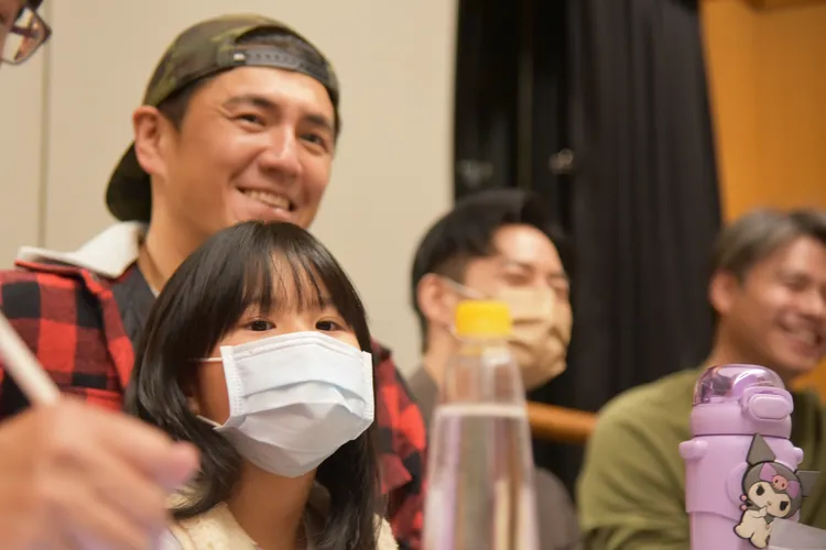 《阿甯咕又闖禍了YA～》阿布就讀小一的大女兒薰薰（前）首次觀賞舞台劇整排。夢田影像提供