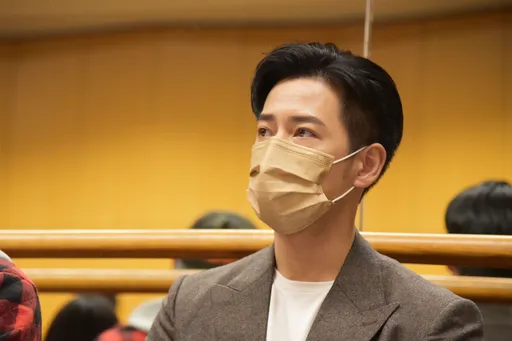 最怕空气突然安静!周孝安回神才发现2岁女跑阳台玩花 惊出一身冷汗