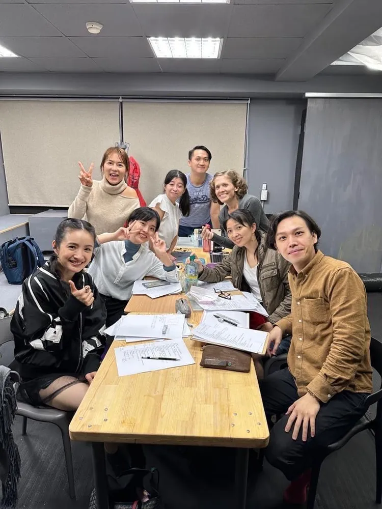 林依晨（左）和劉香慈（左三）都是邁斯納表演班學生。翻攝邁斯納臉書