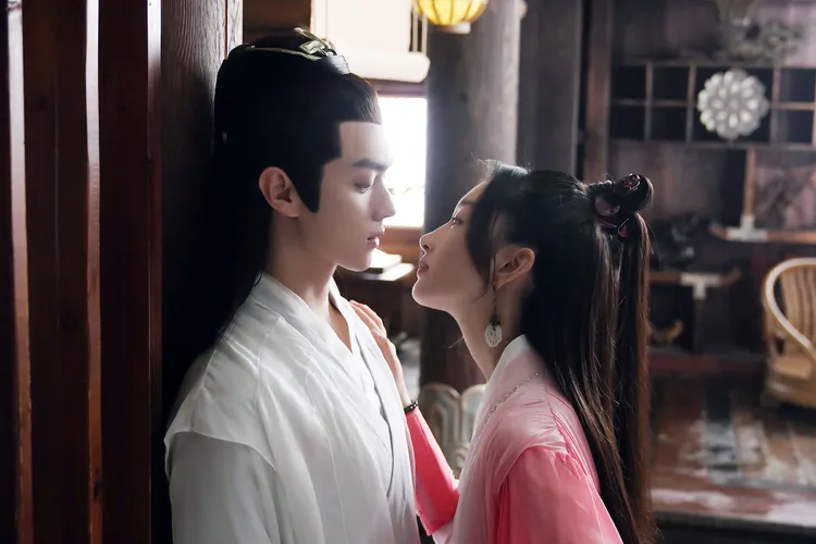 許凱（左）、周冬雨《千古玦塵》甜蜜場面CP感十足。中天娛樂台提供
