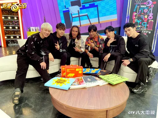 動力火車在保母車上玩撲克牌　結局竟然是輸到脫光光