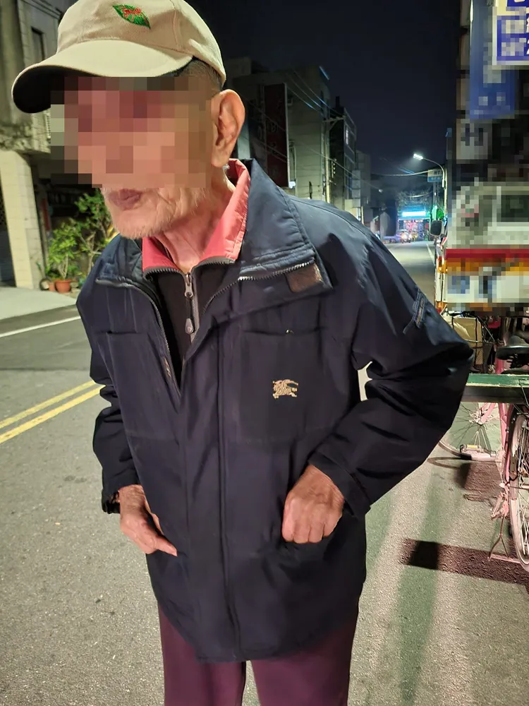 若不收下500元感謝，阿公還生氣不容拒絕。翻攝自臉書「外送員的奇聞怪事」