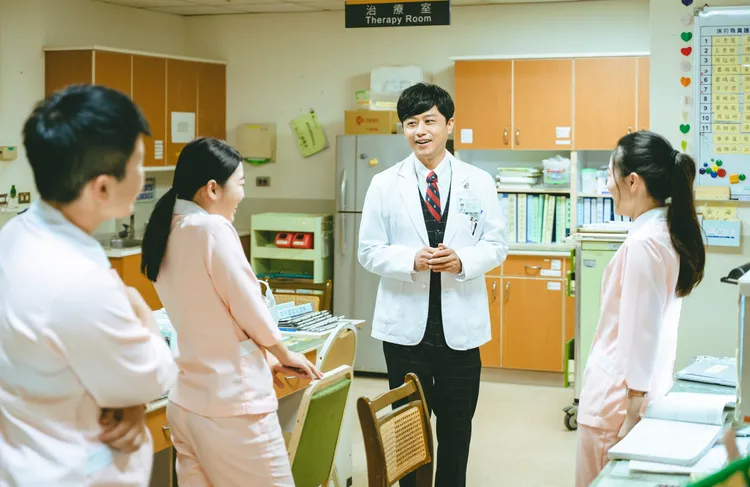Danny（右二）在《和平歸來》劇中飾演內科醫師，個性圓滑也很會拉攏與護理師們的關係。公視提供
