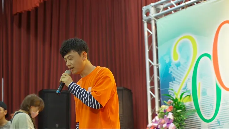 Danny超過20年於《和平歸來》劇中再度表演過去的主打歌，笑稱若有凸槌還請前團員們見諒。公視提供