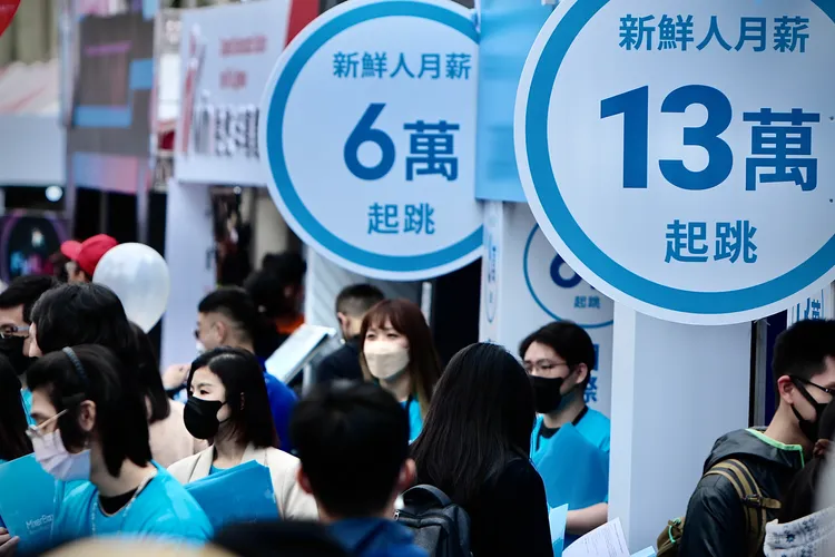 有科技公司對新鮮人開出月薪13萬的好條件。林林攝