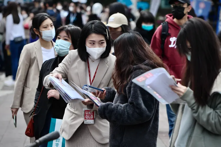 台大校園徵才博覽會今一早人潮就絡繹不絕。林林攝