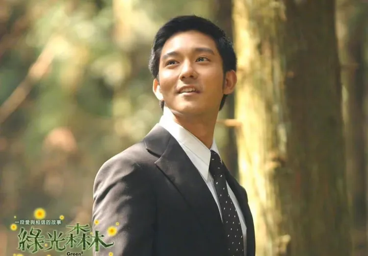 到了《綠光森林》，立威廉還是很常被導演馮凱要求直接講英文。翻攝《綠光森林》臉書