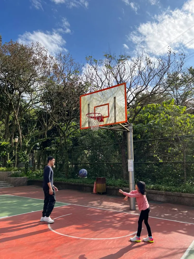 立威廉（左）這3年百分之百陪伴女兒。Jim提供