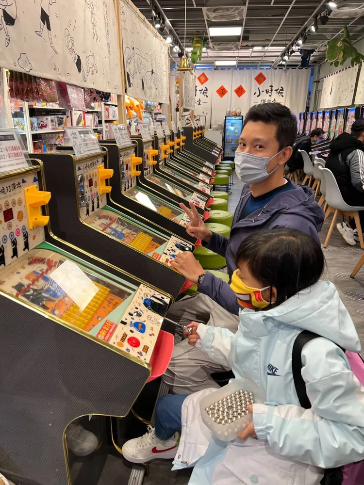 父女玩遊戲不亦樂乎。Jim提供
