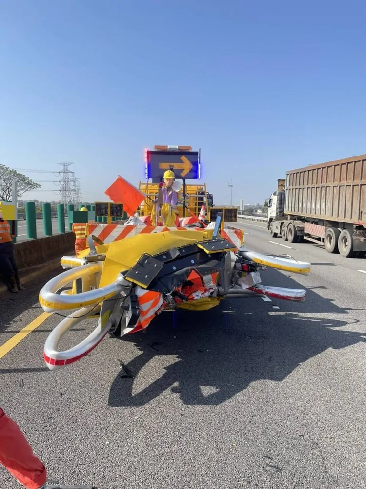 緩撞車防撞桿被賓士撞得扭曲變形。民眾提供