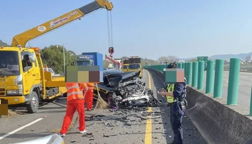 疑自動駕駛釀禍!450萬賓士國3撞緩撞車 車頭稀巴爛人無恙